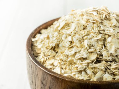 Hafif bir arka plan üzerinde ahşap bir kabın içinde Mısır ezmesi.