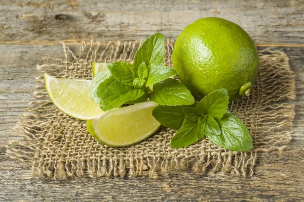 Letnie Orzeźwiające Napoje Lemoniada Lub Koktajl Mojito Limonki Świeżej Mięty — Zdjęcie stockowe
