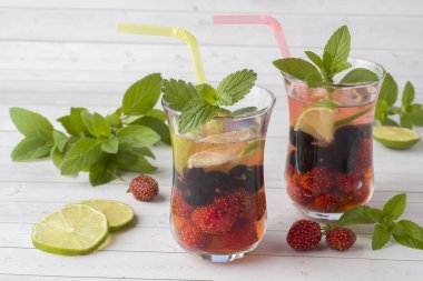 Siyah frenk üzümü, çilek, nane ve kireç kokteyl. Yaz içeceği soğutma