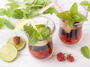 Siyah frenk üzümü, çilek, nane ve kireç kokteyl. Yaz içeceği soğutma