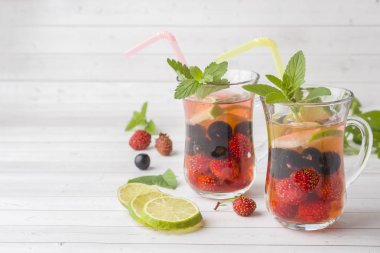 Siyah frenk üzümü, çilek, nane ve kireç kokteyl. Yaz içeceği soğutma