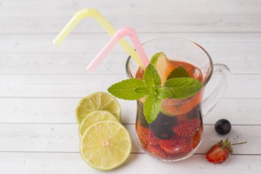Siyah frenk üzümü, çilek, nane ve kireç kokteyl. Yaz içeceği soğutma