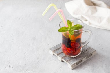 Siyah frenk üzümü, çilek, nane ve kireç kokteyl. Yaz içeceği soğutma