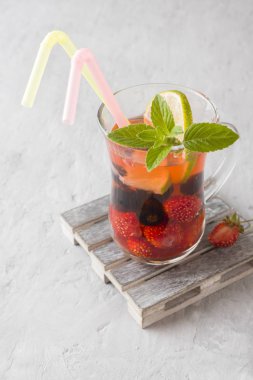 Siyah frenk üzümü, çilek, nane ve kireç kokteyl. Yaz içeceği soğutma