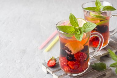 Siyah frenk üzümü, çilek, nane ve kireç kokteyl. Yaz içeceği soğutma