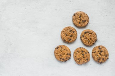 Ev yapımı kurabiye çikolata gri bir tablo ile. Çikolatalı kurabiye vurdu.