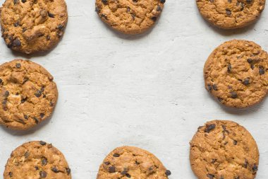 Ev yapımı kurabiye çikolata gri bir tablo ile. Çikolatalı kurabiye vurdu.