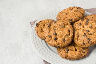 Ev yapımı kurabiye çikolata bir plaka üzerinde gri bir tablo ile. Çikolatalı kurabiye vurdu.