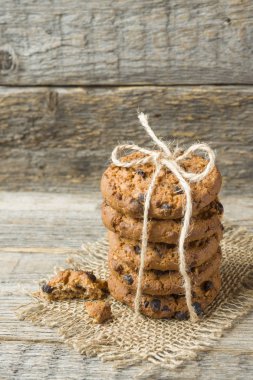 Ev yapımı kurabiye çikolata iplik ile ahşap bir masaya bağlı.