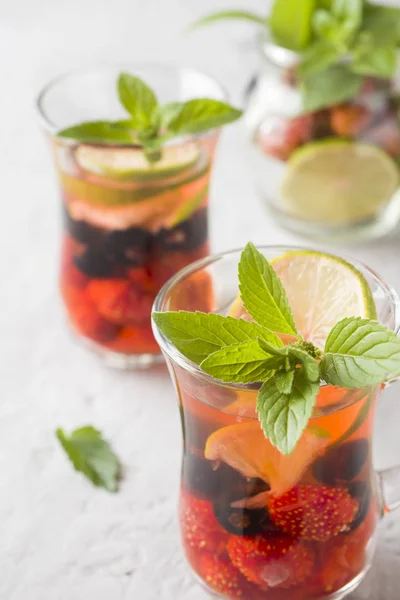 Cocktail Con Ribes Nero Fragola Menta Lime Bevanda Estiva Raffreddamento — Foto Stock