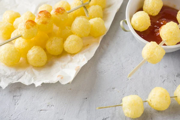 Peynirli Mısır Cips Baharatlı Domates Soslu — Stok fotoğraf