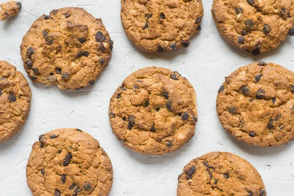 Ev yapımı kurabiye çikolata gri bir tablo ile. Çikolatalı kurabiye vurdu.