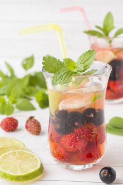 Siyah frenk üzümü, çilek, nane ve kireç kokteyl. Yaz içeceği soğutma