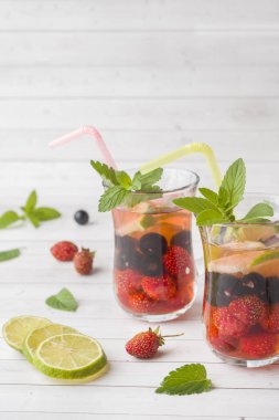 Siyah frenk üzümü, çilek, nane ve kireç kokteyl. Yaz içeceği soğutma