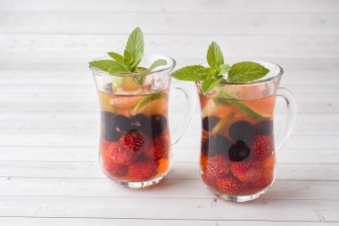 Siyah frenk üzümü, çilek, nane ve kireç kokteyl. Yaz içeceği soğutma