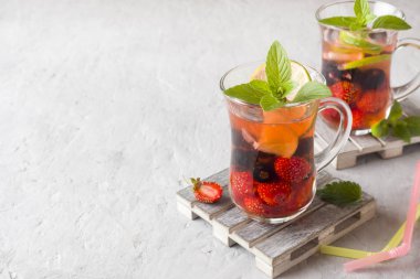 Siyah frenk üzümü, çilek, nane ve kireç kokteyl. Yaz içeceği soğutma