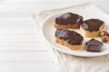 Çikolatalı fındık sandviçle plaka üzerine yayılmış