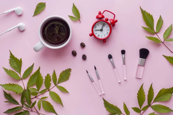 Pinceles Maquillaje Una Taza Café Reloj Sobre Fondo Rosa Pastel — Foto de Stock