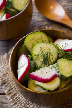 Turp ve salatalık ahşap bir kase ile sağlıklı salata