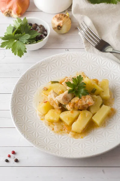 Картофель Тушеный Курицей Овощами Тарелке — стоковое фото