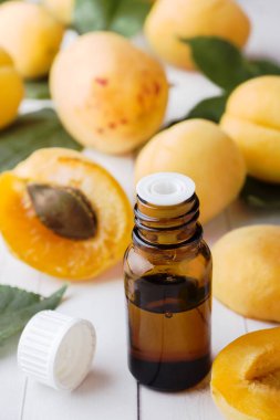 Masanın üzerine taze meyve yakın çekim bir cam kavanoza kayısı yağı