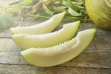 Taze kavun bir ahşap masa, seçici odak ve renkli görüntü parçalar halinde kesilmiş