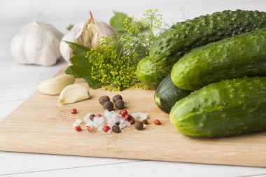 Salatalık, sarımsak ve baharat ahşap yüzeyde tuzlama için Marine