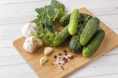 Salatalık, sarımsak ve baharat ahşap yüzeyde tuzlama için Marine