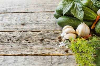 Salatalık turşusu, sarımsak ve baharat için ahşap bir masa üzerinde bir kavanoza dekapaj