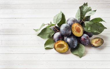 Masa lambası yapraklarda ile taze erik meyve