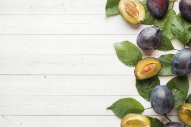 Masa lambası yapraklarda ile taze erik meyve