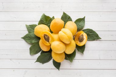 Masa lambası yapraklarda ile taze kayısı çilek