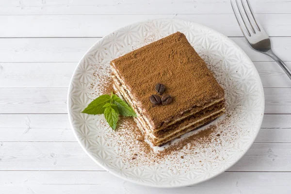 Delicioso Bolo Tiramisu Com Grãos Café Hortelã Fresca Prato Fundo — Fotografia de Stock