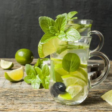 Kireç bir ahşap zemin üzerine bir bardak taze narenciye limonata. Metin için yer kopyalayın