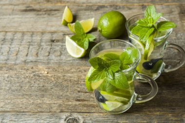 Kireç bir ahşap zemin üzerine bir bardak taze narenciye limonata. Metin için yer kopyalayın