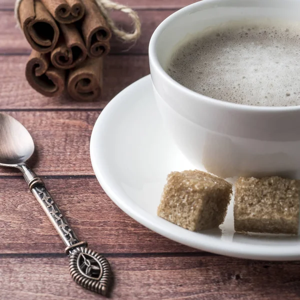 Copa Blanca Platillo Café Con Espuma Leche Azúcar Caña Canela — Foto de Stock