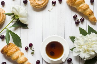 Kremalı kek kiraz çiçekler şakayık çay Kupası çerçeve. Kopya alanı,