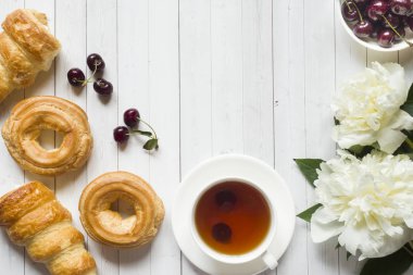 Kremalı kek kiraz çiçekler şakayık çay Kupası çerçeve. Kopya alanı,