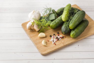 Salatalık, sarımsak ve baharat ahşap yüzeyde tuzlama için Marine