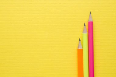 Parlak sarı zemin üzerine kalem renkli. Kopya alanı.
