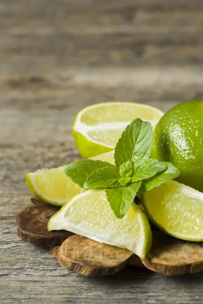 Świeże Owoce Cytrusowe Lime Mint Jagody Podłoże Drewniane Kopiować Miejsca — Zdjęcie stockowe