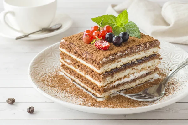 Deliziosa Torta Tiramisù Con Bacche Fresche Menta Piatto Uno Sfondo — Foto Stock