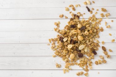 Kahvaltı yulaf gevreği, granül ve Kuruyemiş kuru. Müsli masa lambası üzerinde. Kopya alanı.