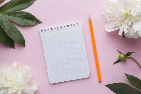 Bloc Notas Para Texto Flores Blancas Bayas Cereza Peonía Sobre — Foto de Stock