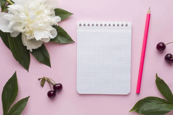 Bloc Notas Para Texto Flores Blancas Bayas Cereza Peonía Sobre — Foto de Stock