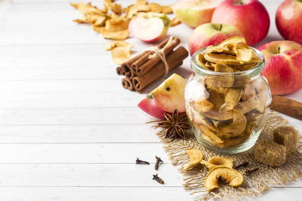 Äpfel Sind Frisch Und Trocken Mit Gewürzen Zimtstangen Sternanis Und — Stockfoto