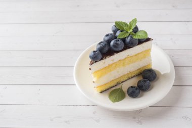 Bir sufle sır ve taze yaban mersini ile pasta