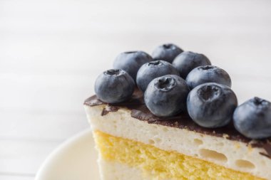 Bir sufle sır ve taze yaban mersini ile pasta