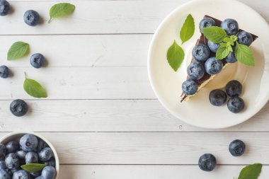 Bir sufle sır ve taze yaban mersini ile pasta