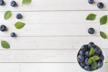 Taze yaban mersini ve nane hafif bir arka plan üzerinde bırakır. kopya alanı.